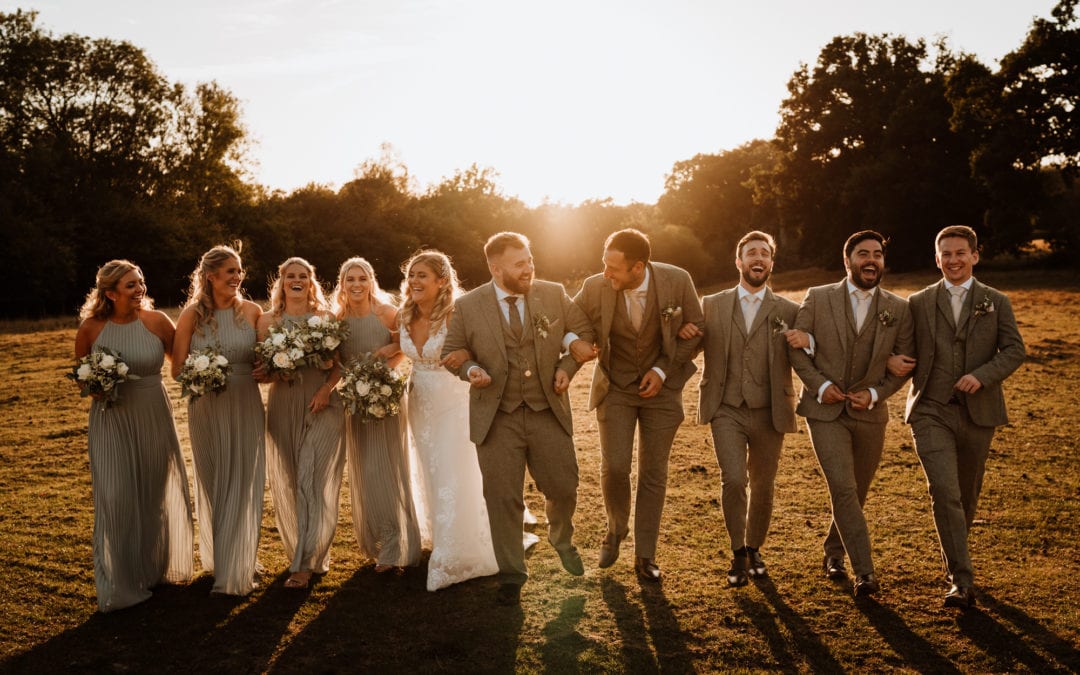 How to get gorgeously relaxed group wedding photos